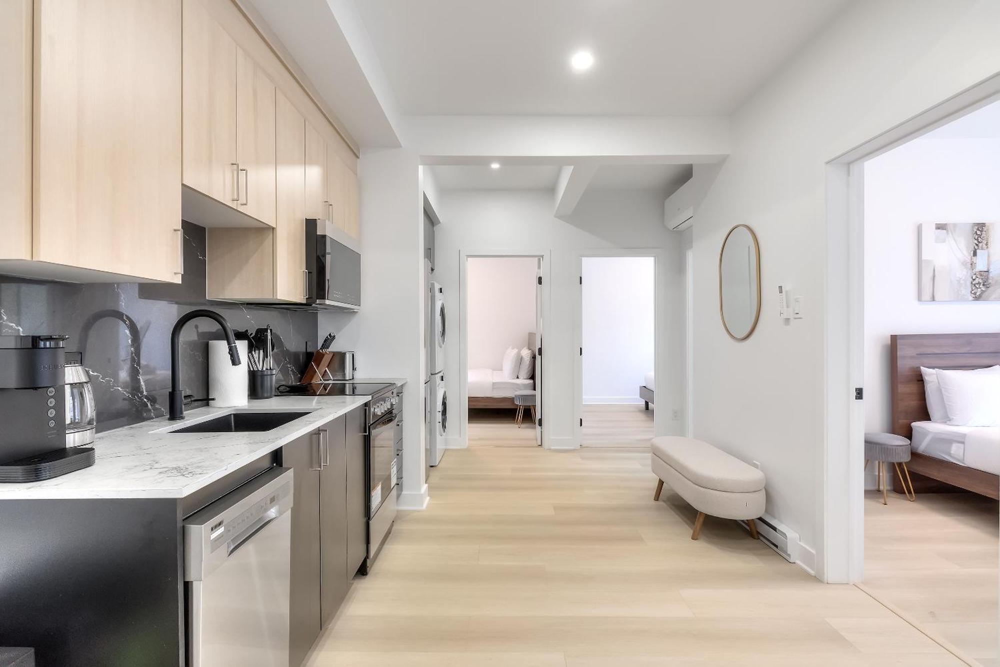 Free Indoor Parking Cozy & Spacious Condo In Heart Of Downtown Монреал Екстериор снимка