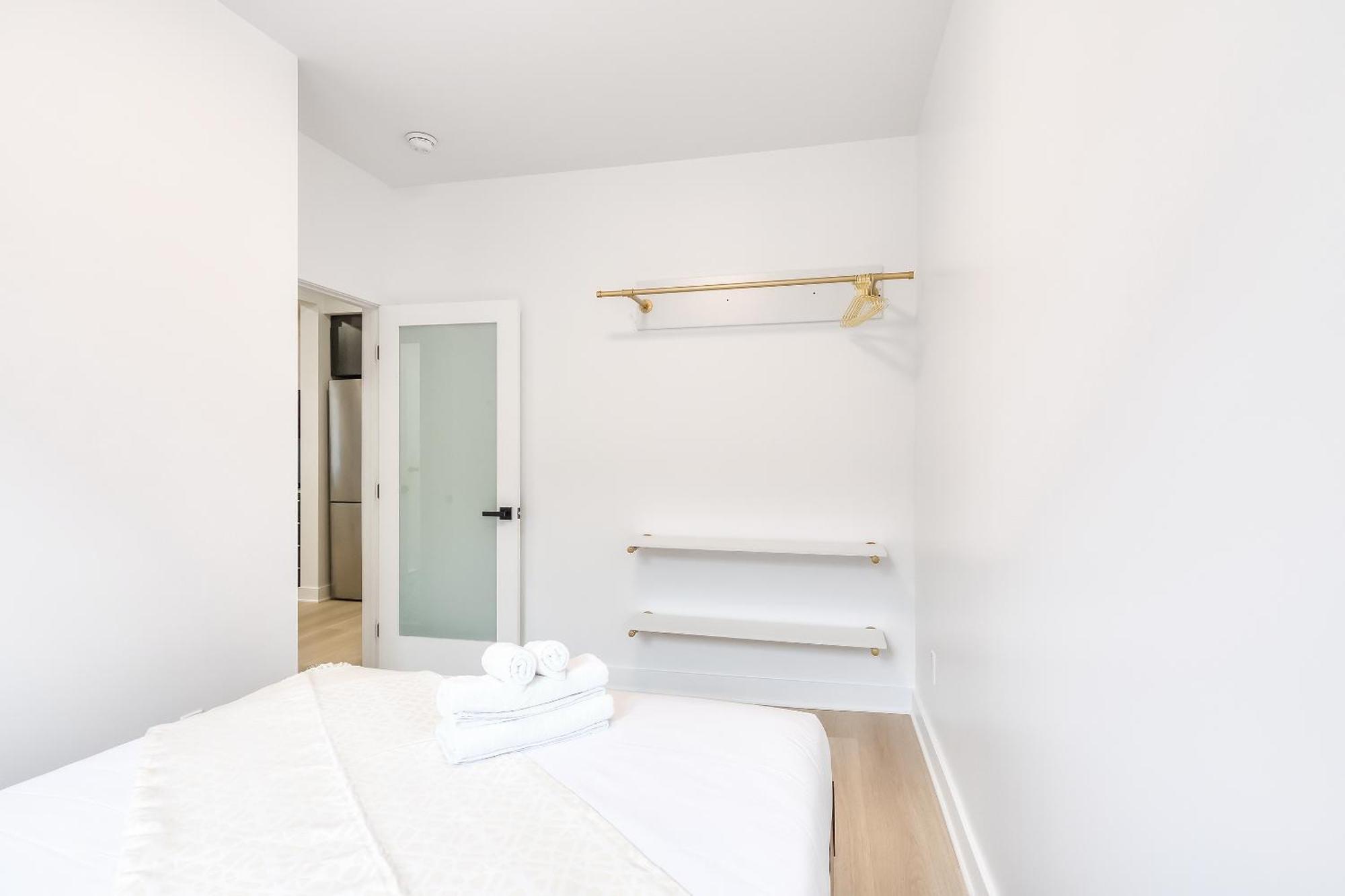 Free Indoor Parking Cozy & Spacious Condo In Heart Of Downtown Монреал Екстериор снимка