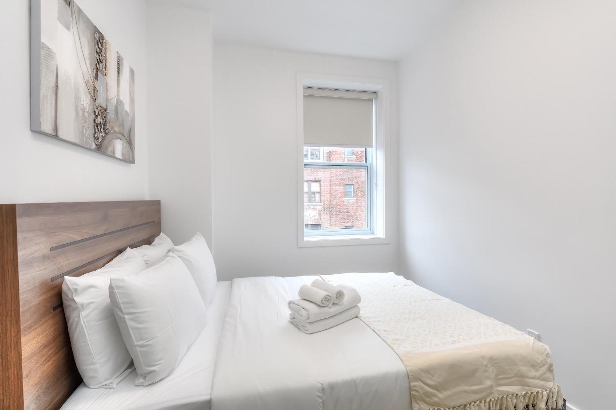 Free Indoor Parking Cozy & Spacious Condo In Heart Of Downtown Монреал Екстериор снимка
