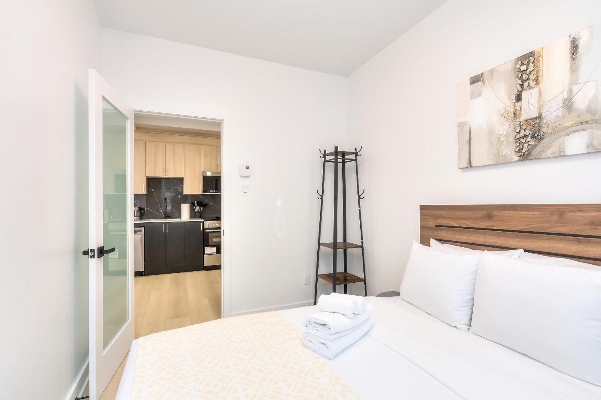 Free Indoor Parking Cozy & Spacious Condo In Heart Of Downtown Монреал Екстериор снимка