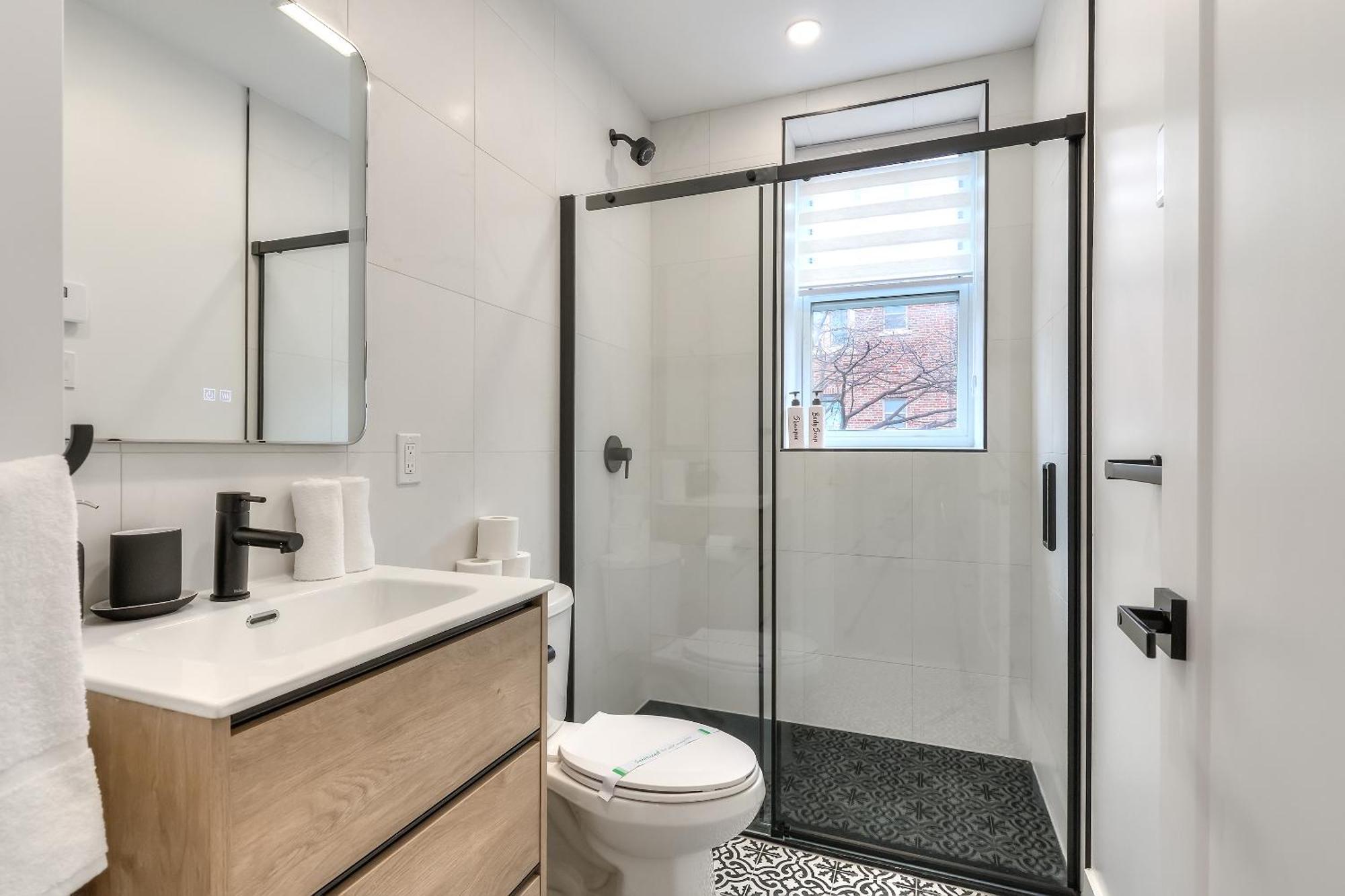 Free Indoor Parking Cozy & Spacious Condo In Heart Of Downtown Монреал Екстериор снимка