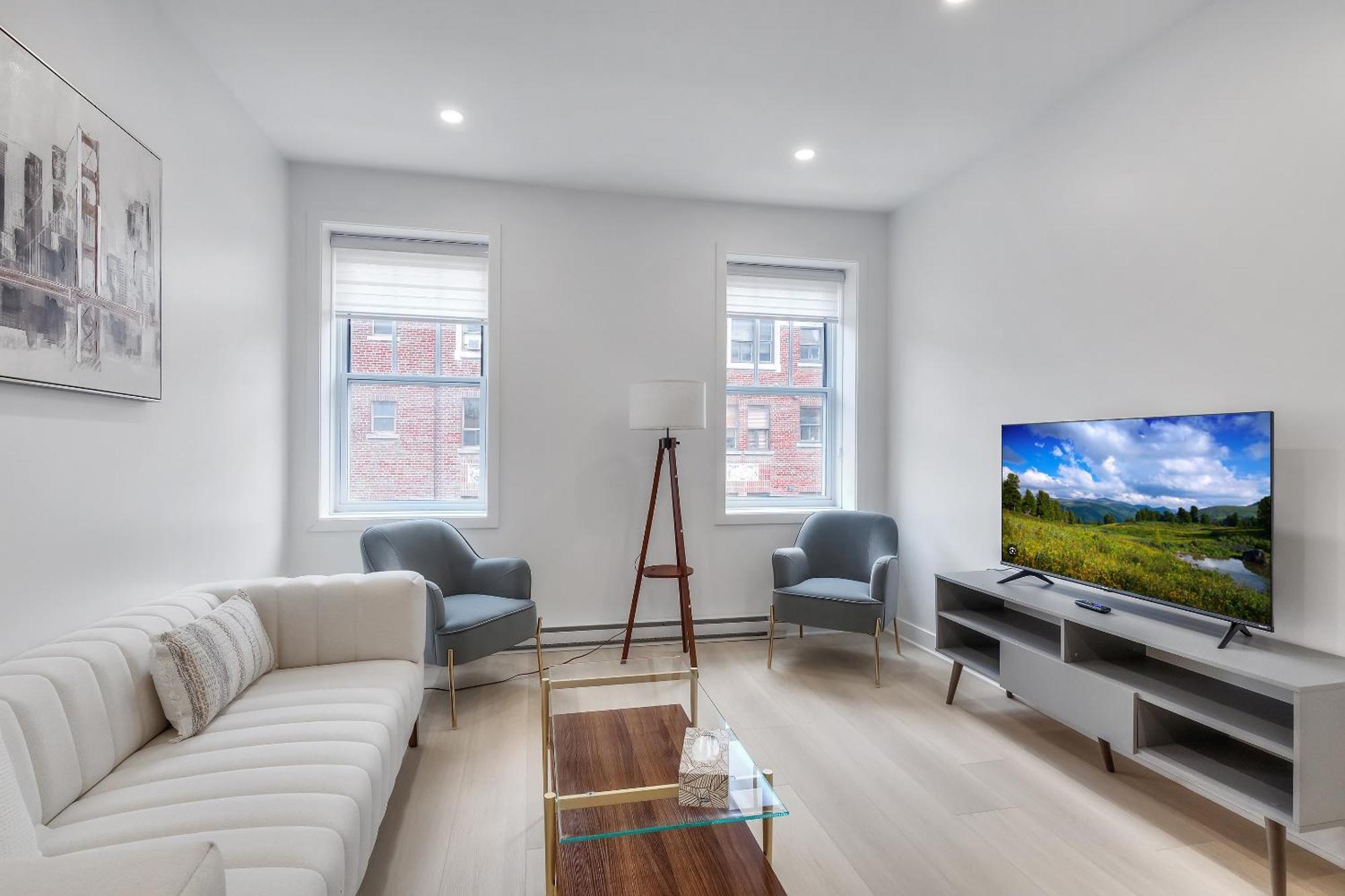 Free Indoor Parking Cozy & Spacious Condo In Heart Of Downtown Монреал Екстериор снимка
